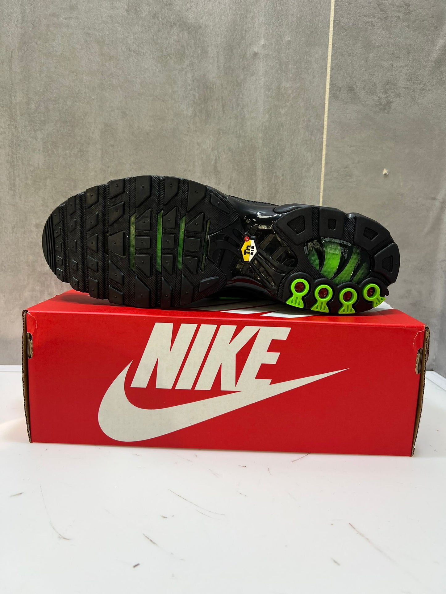 Nike Air Max Plus TN's Trainers Classic Mesh – Black Green