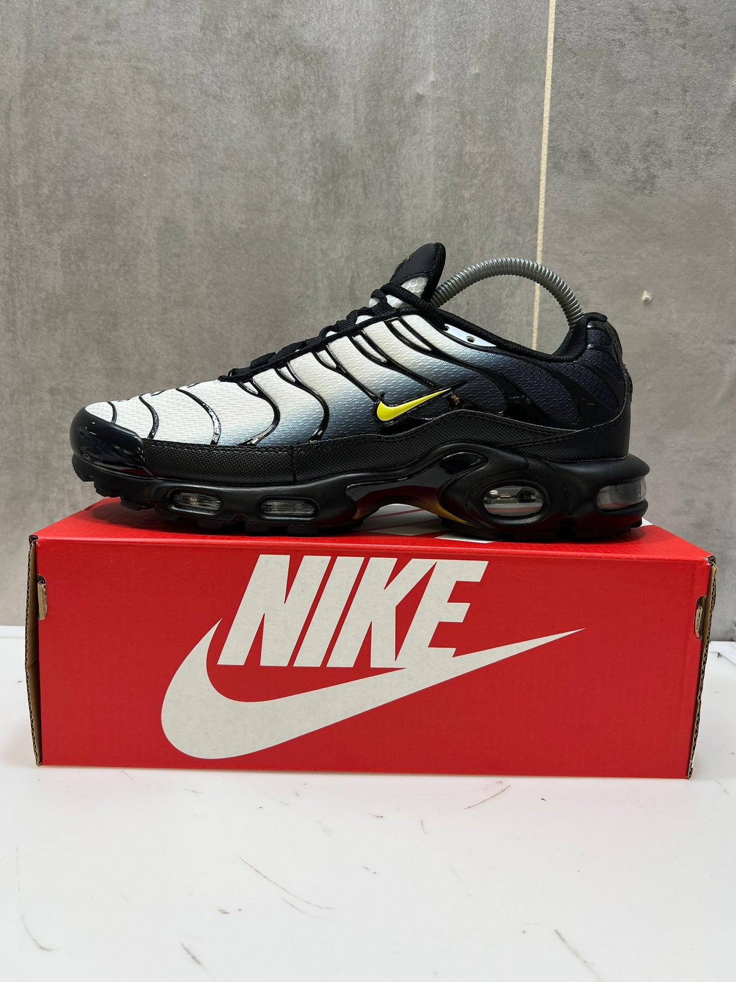 Nike Air Max Plus TN's Trainers Iconic Tuned Air – Black White Yellow