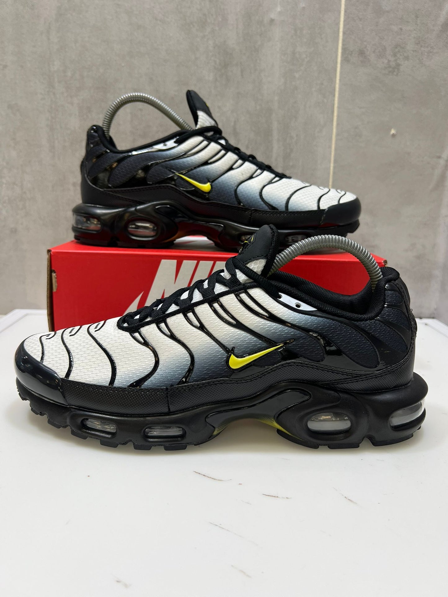 Nike Air Max Plus TN's Trainers Iconic Tuned Air – Black White Yellow