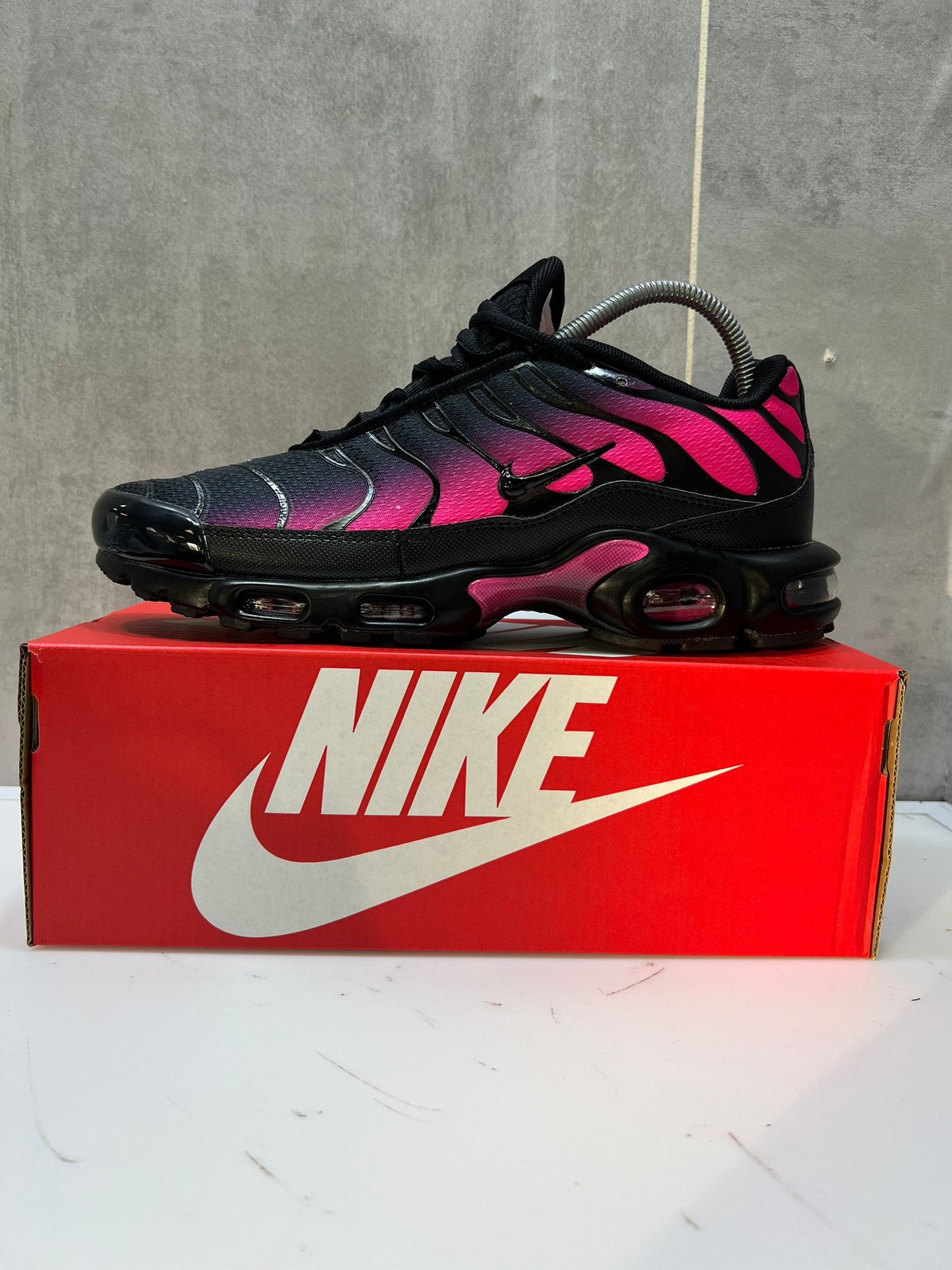 Nike Air Max Plus TNs Street Trainers – Black & Pink Gradient