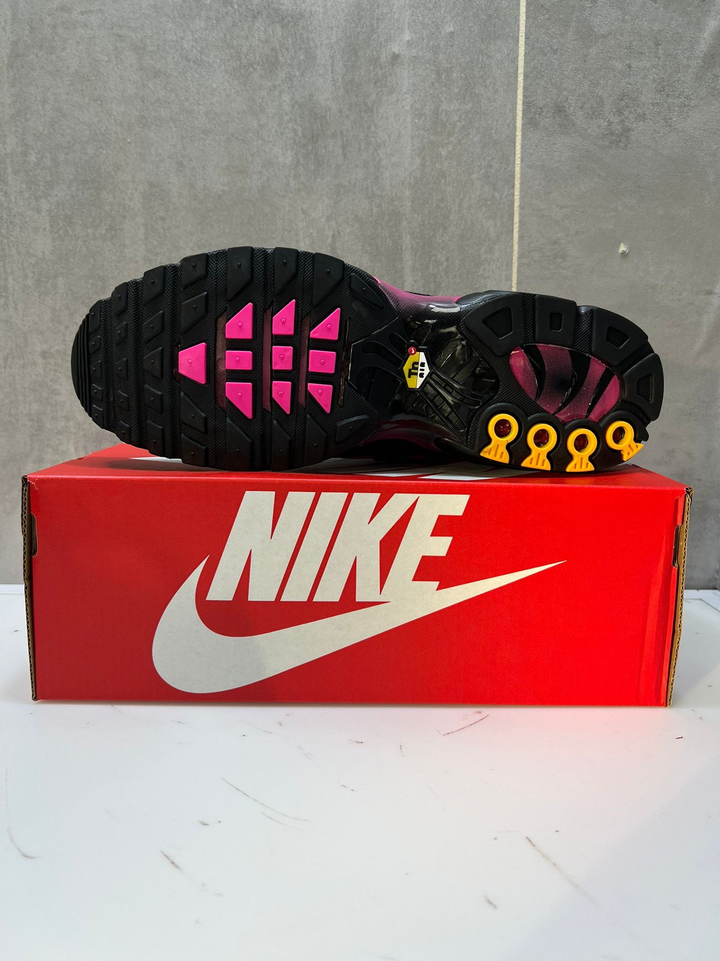 Nike Air Max Plus TNs Street Trainers – Black & Pink Gradient